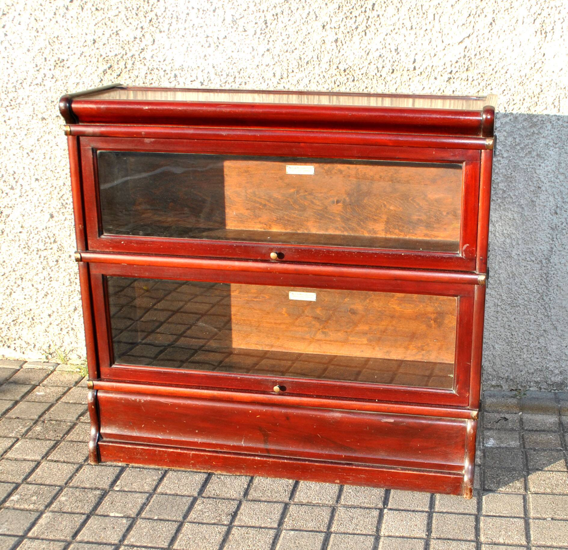 Mahogany glass-fronted bookcase THE GLOBE WERNICKE LONDON 1900, a piece of furniture