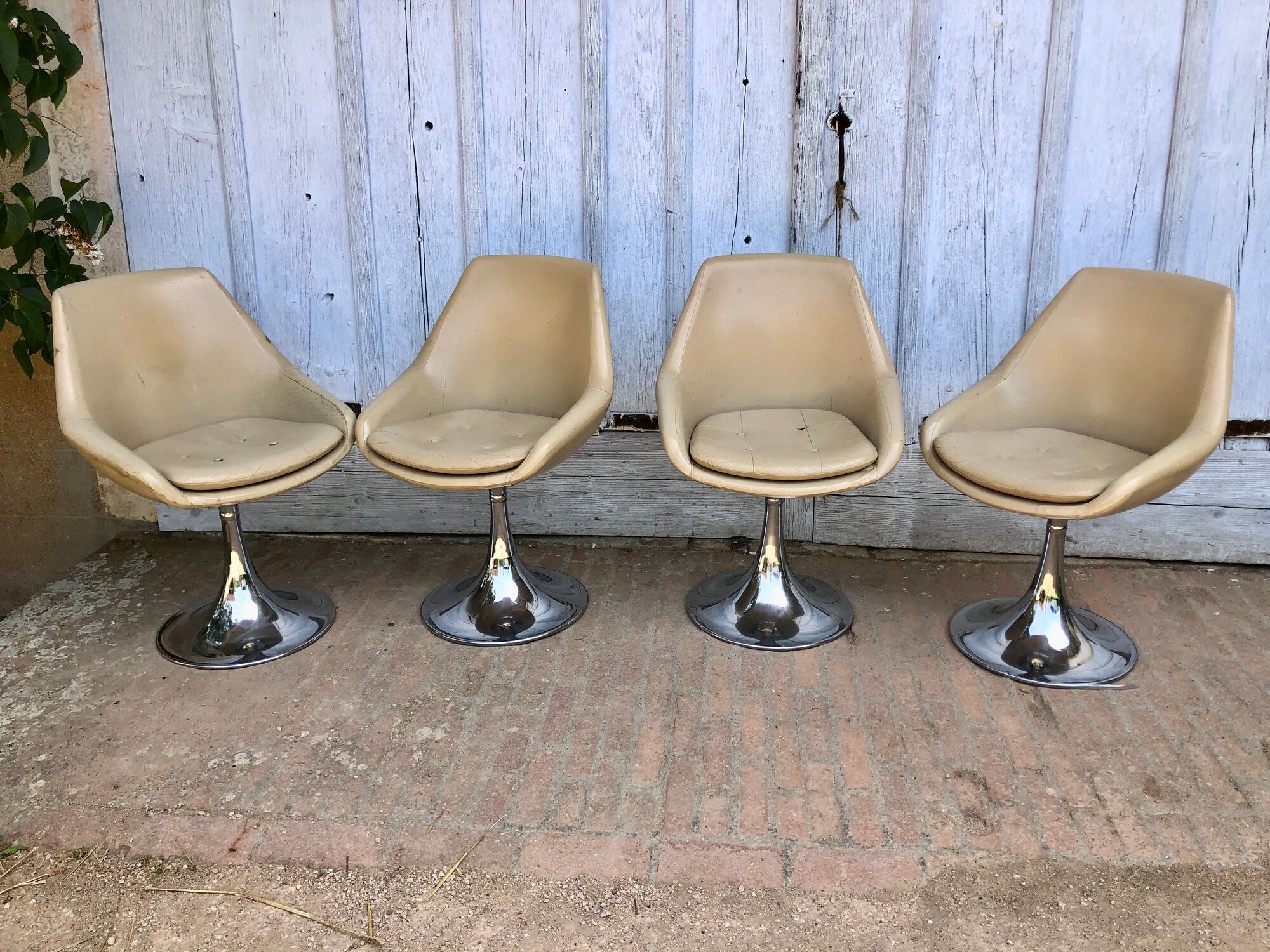 Set of 4 chairs tulip armchairs in beige skaï 1970