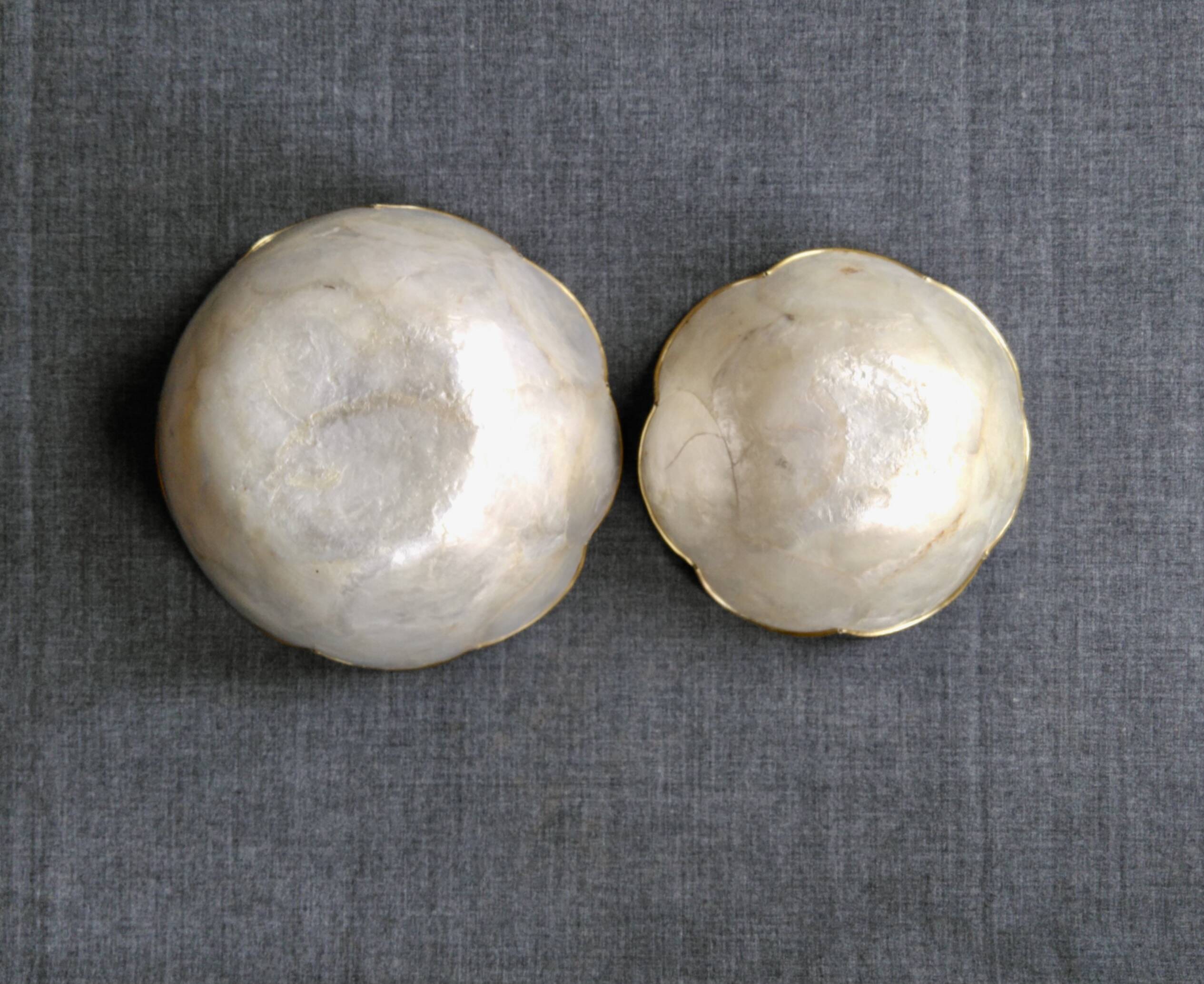 2 flower-shaped cups in mother-of-pearl and brass, 70s-80s