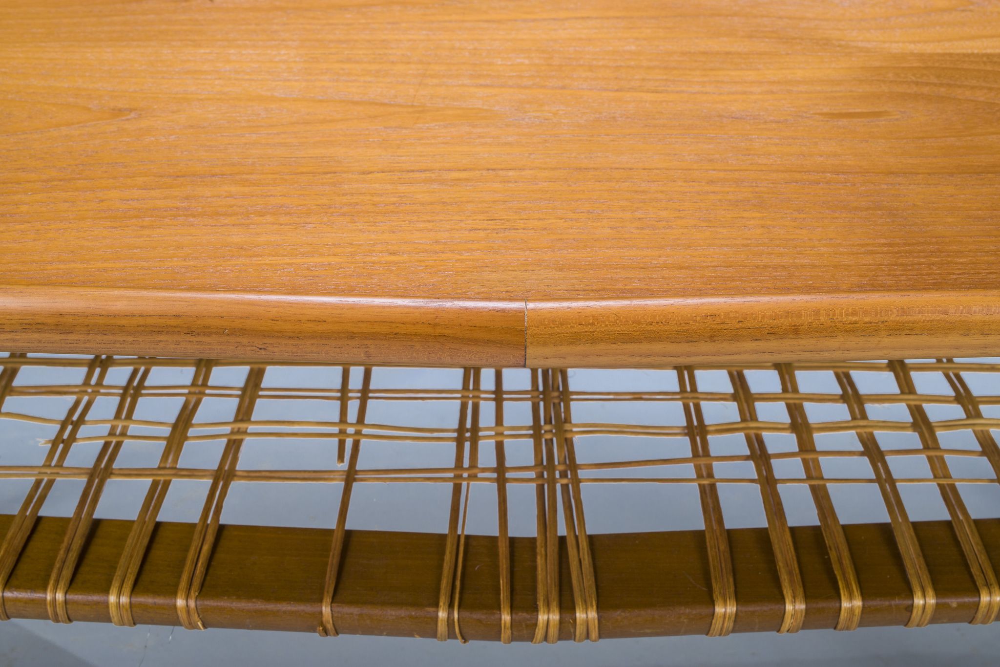 Table basse mid-century en teck et rotin