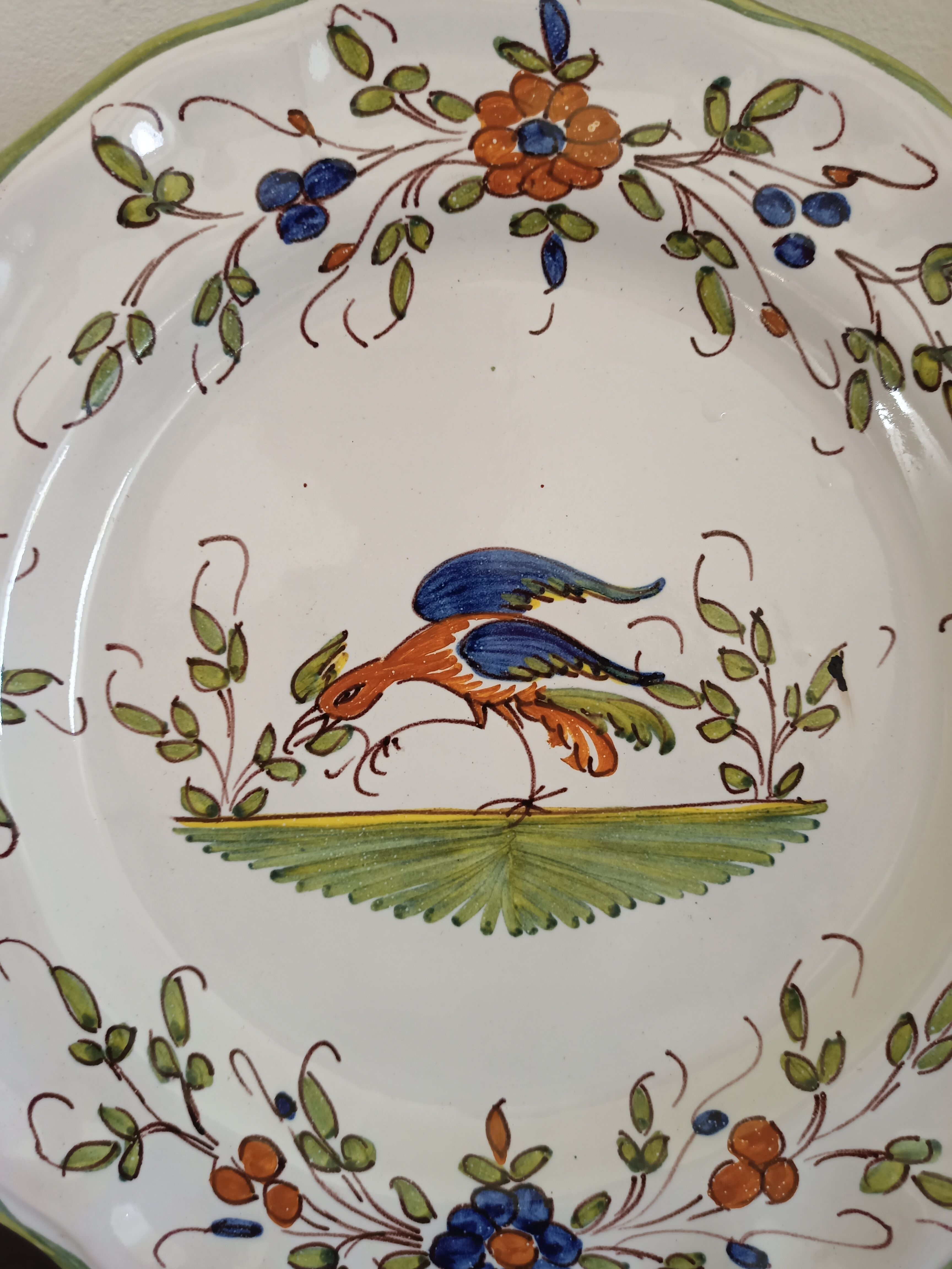 Assiette décorative en faience de Moustiers signée MF