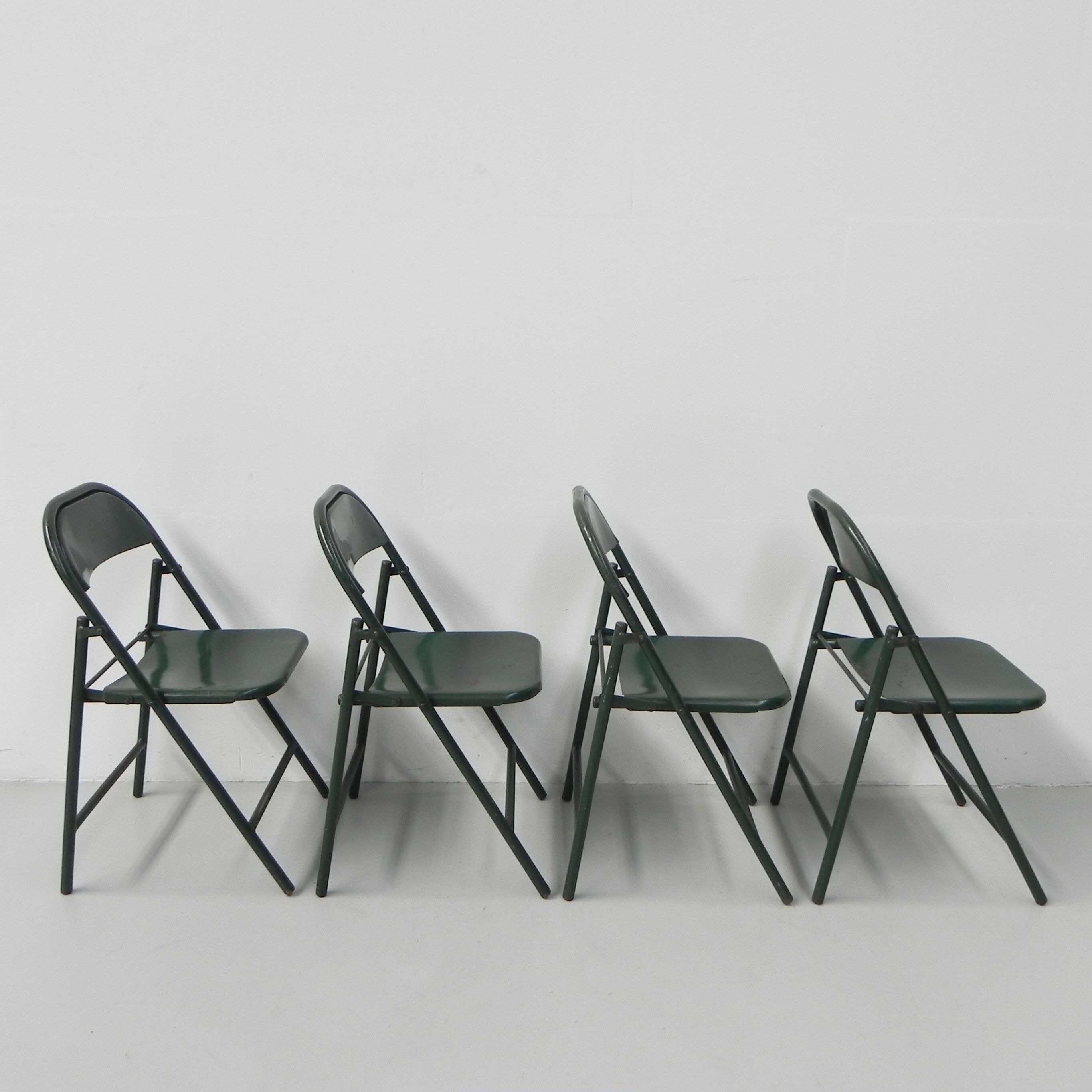 https://tiltvintagedesign.com/gb/furniture/3926-set-of-4-industrial-steel-folding-chairs-du-al-dare-