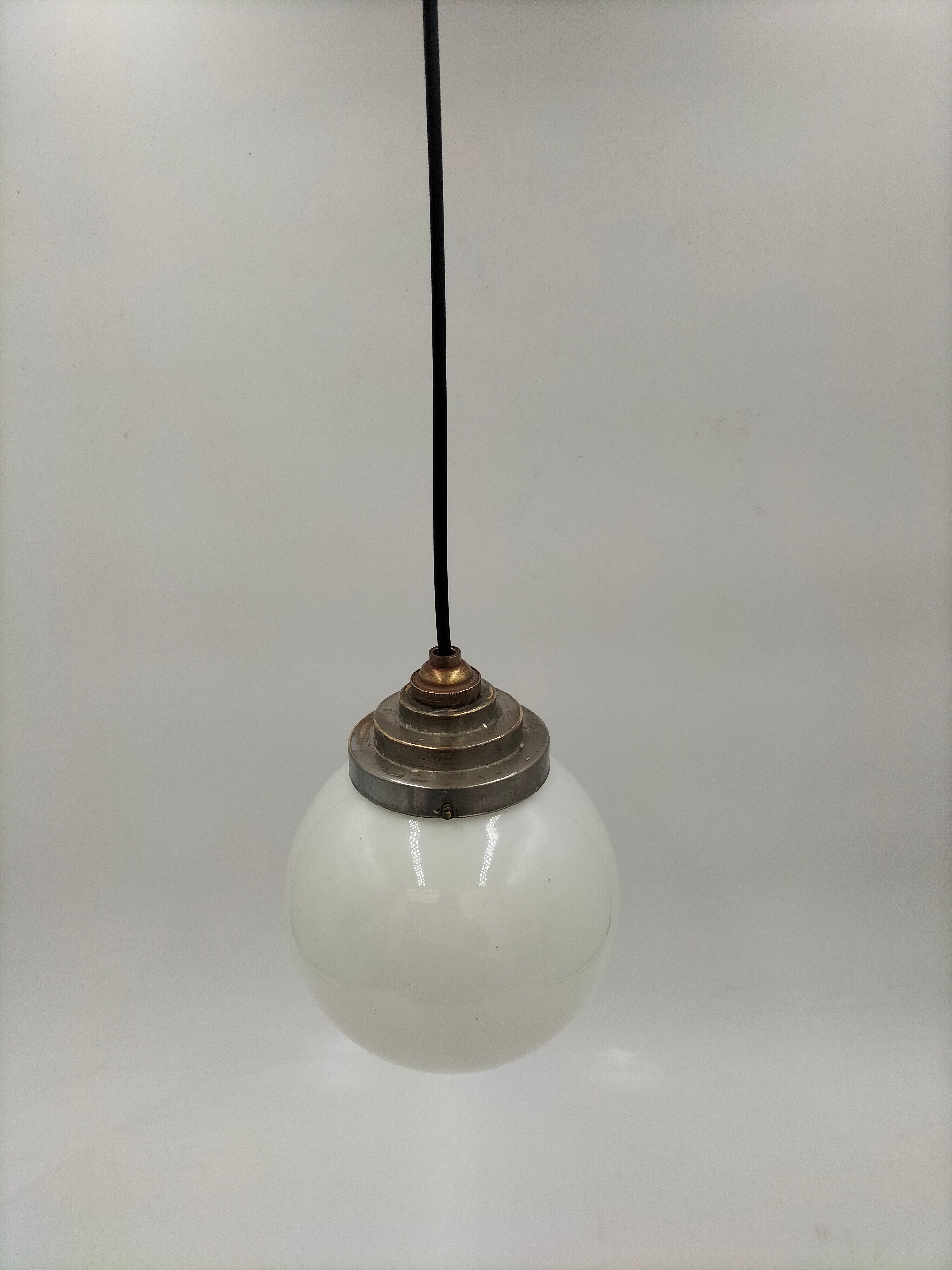 Suspension ball opaline