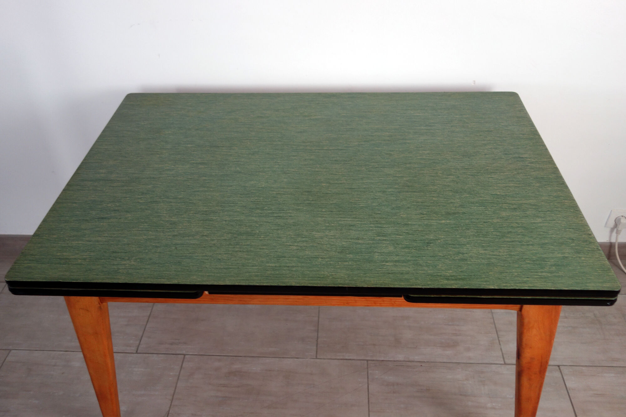 Table bois lino vert années 60