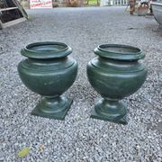 Pair of Medici vases in cast iron from the 19th century.