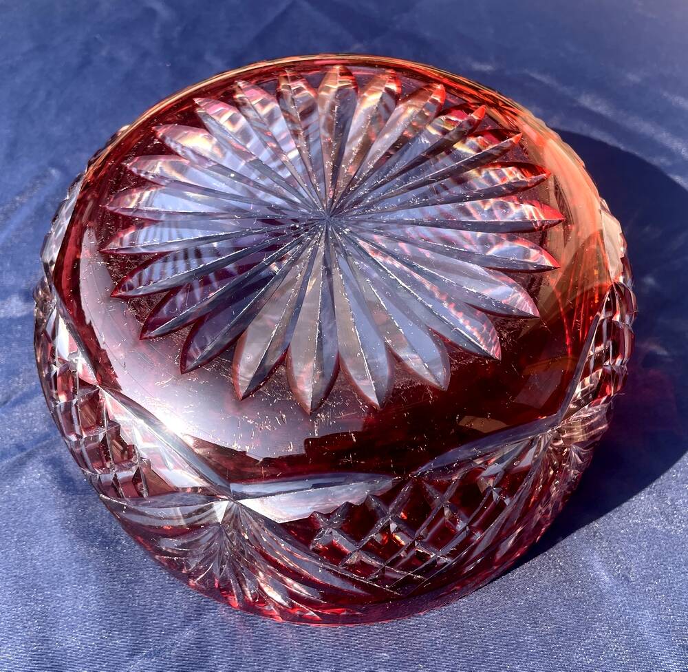 Fruit bowl or centrepiece in ruby red st. louis crystal décor.