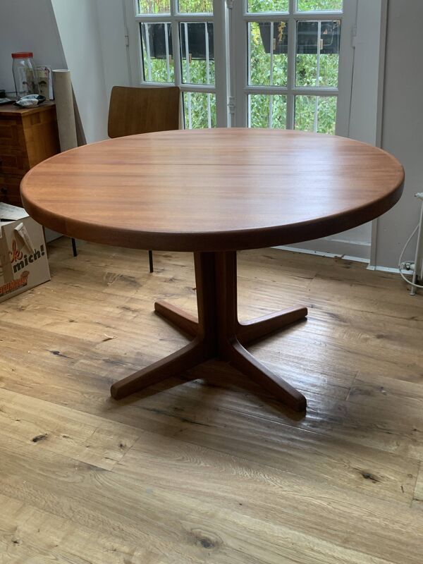 Table ronde en teck à pied central avec une rallonge. Danemark 1960
