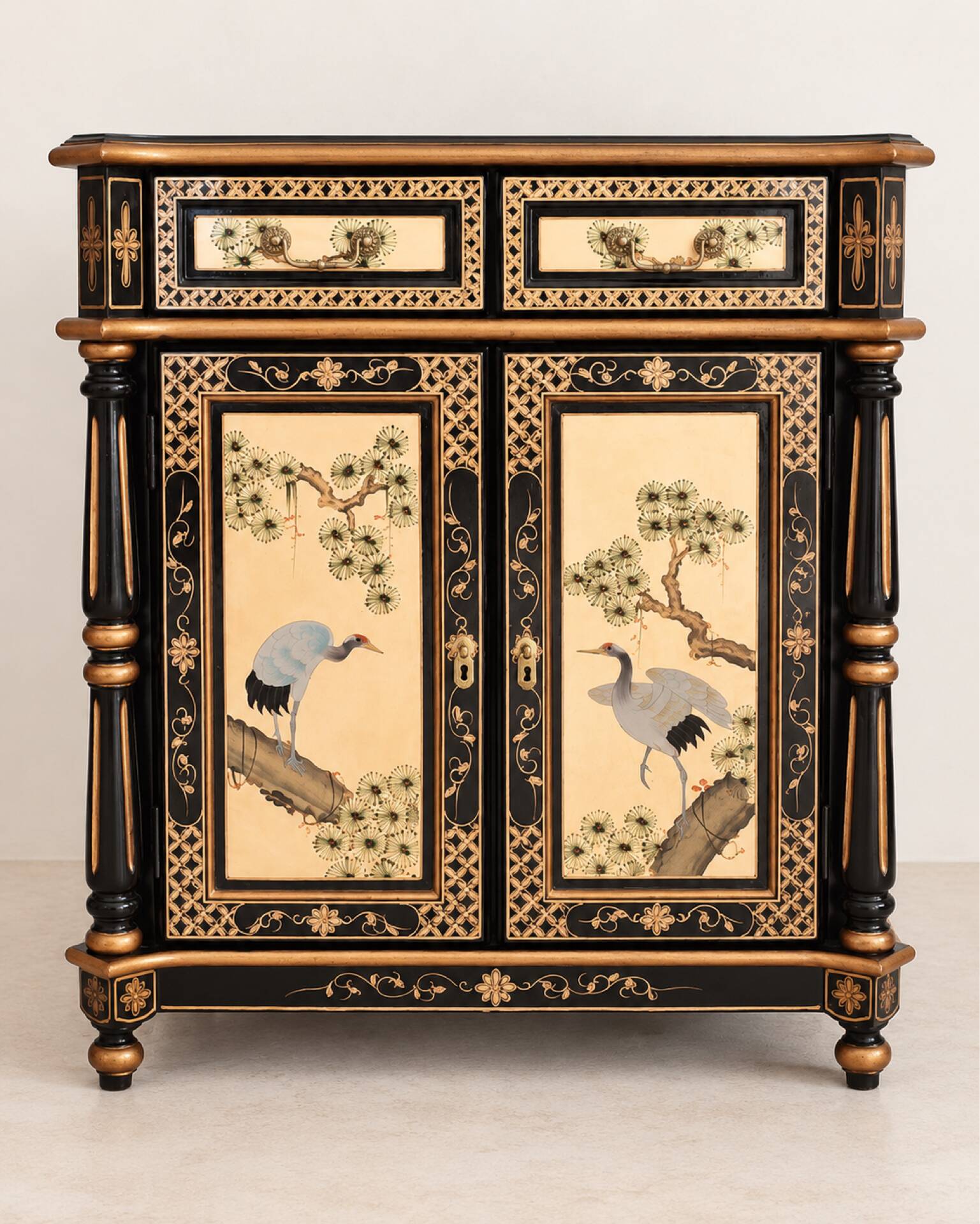 Cabinet chinoiserie de grues en laque noire et dorée, peint à la main