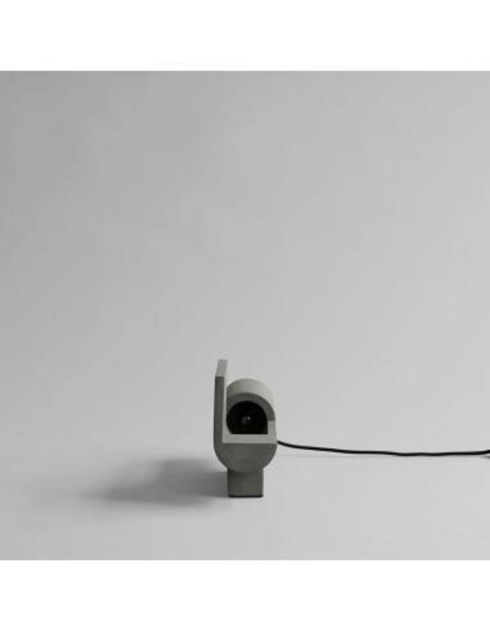 Lampe de table brutaliste en béton, œuvre contemporaine.