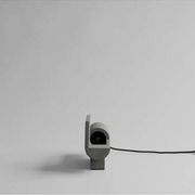 Lampe de table brutaliste en béton, œuvre contemporaine.