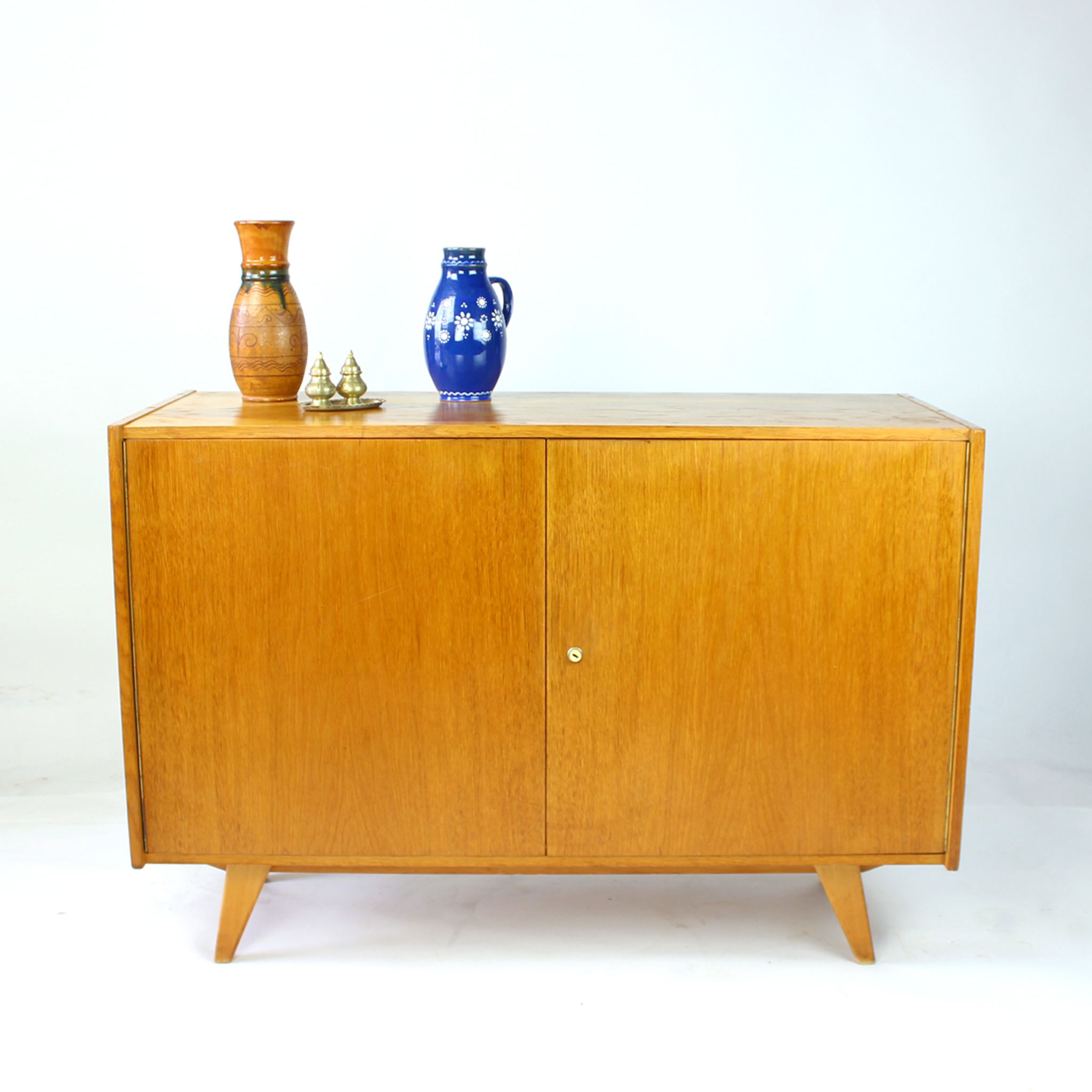 Buffet U 450 de Jiri Jiroutek , Interier Praha, Tchécoslovaquie années 1960
