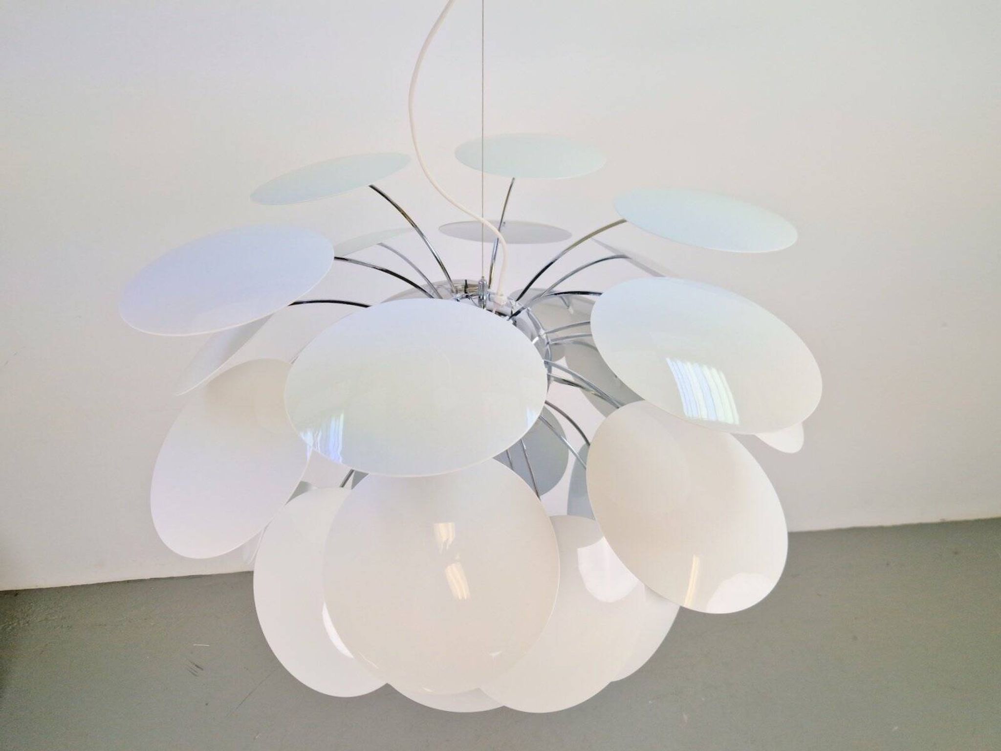 Suspension Discocó blanche par Christophe Mathieu pour Marset, années 2000.