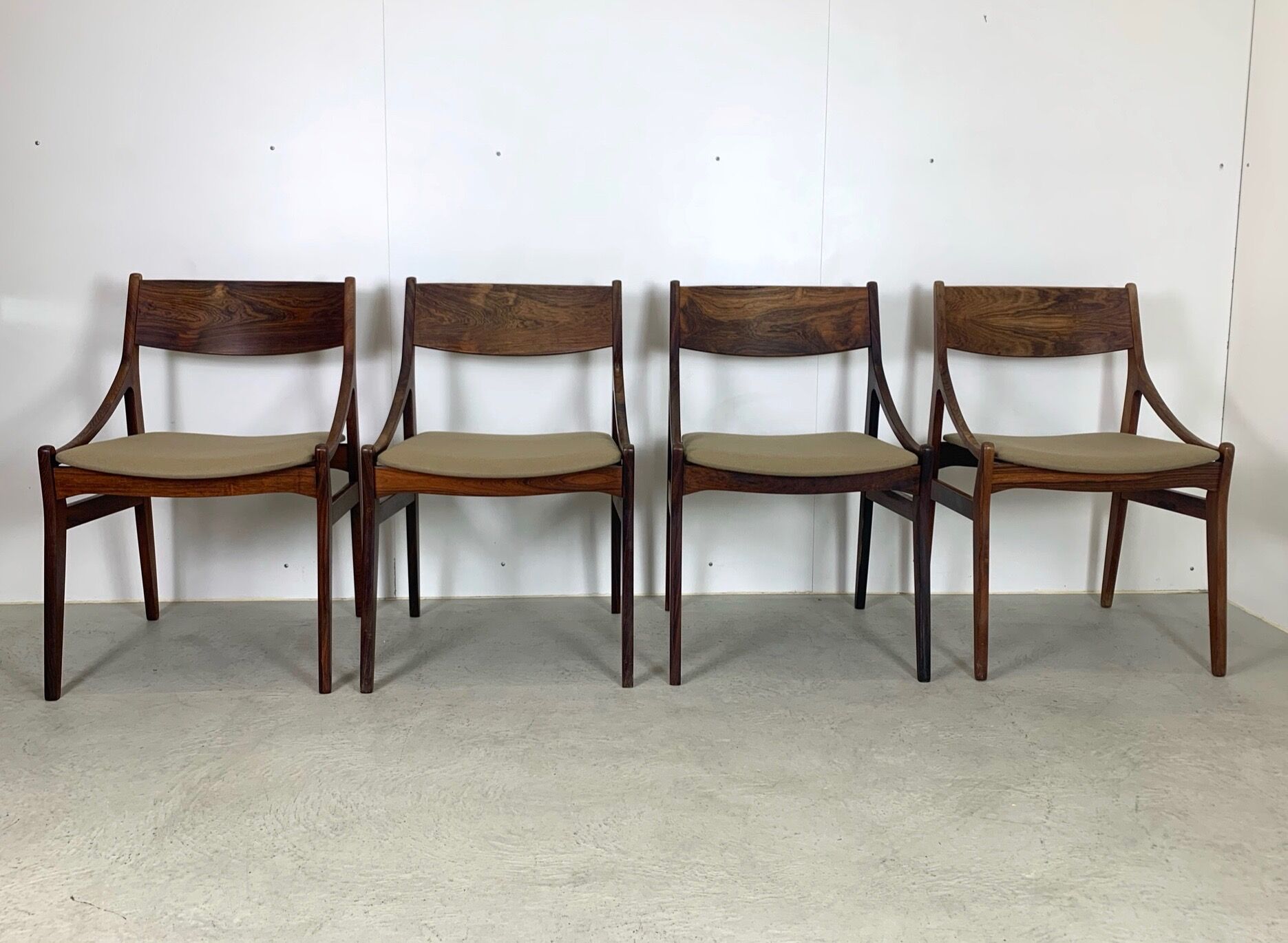 Set table and chairs in palisander