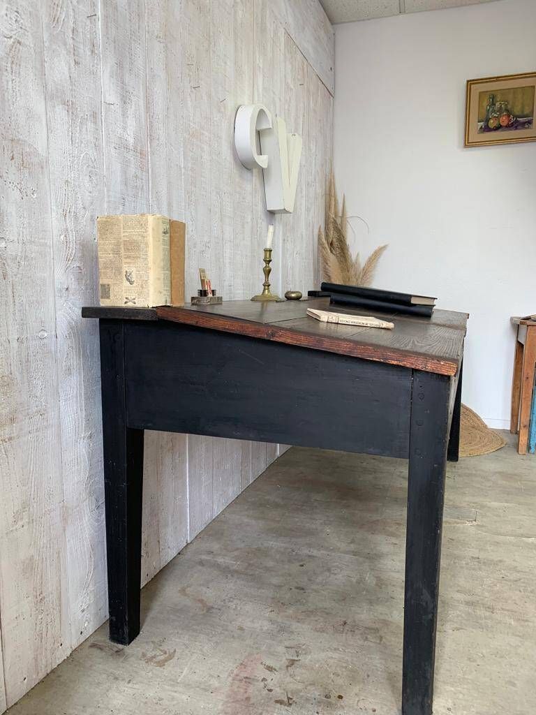 Writing desk/office desk of a notary