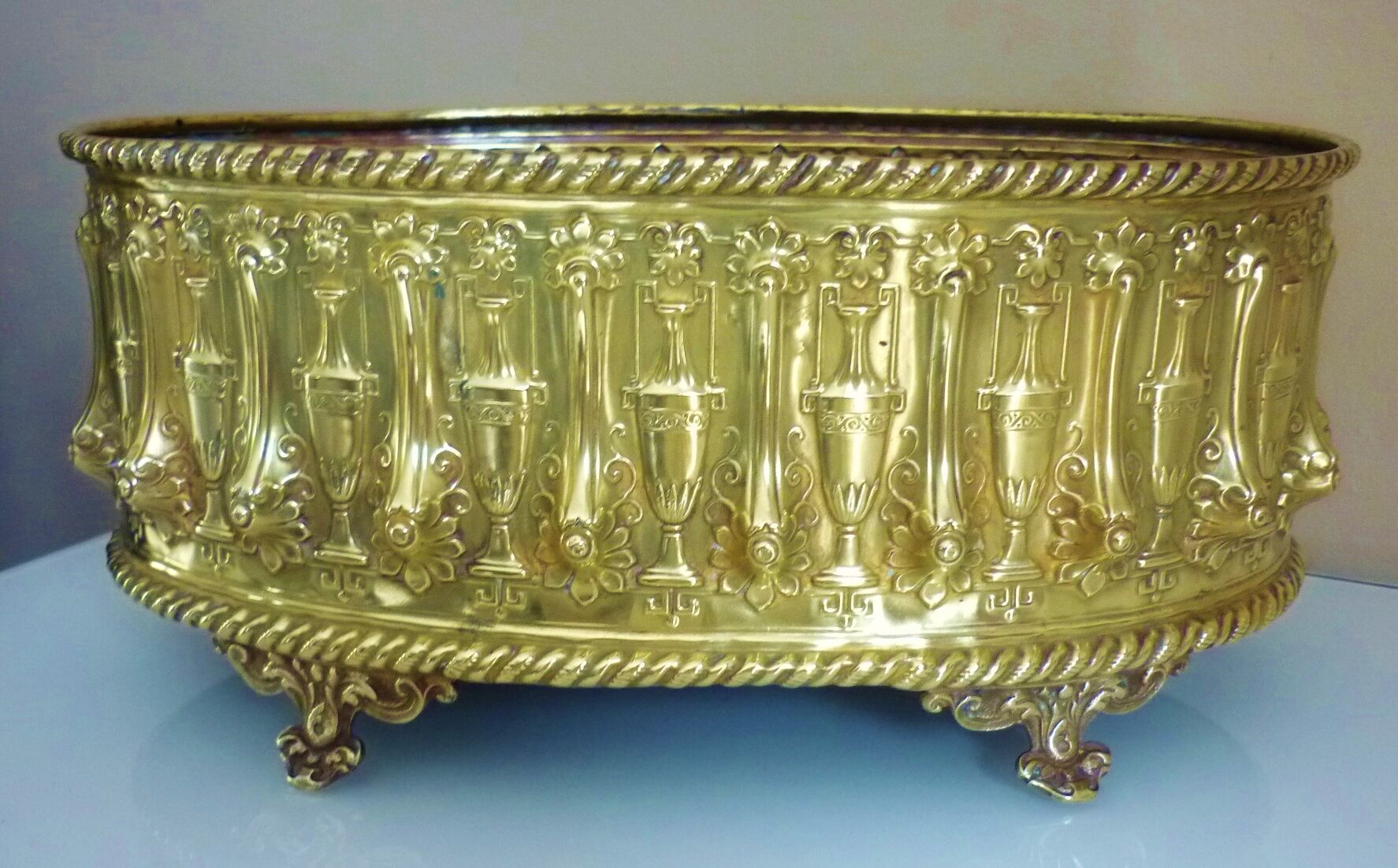 Old planter, repelled brass, nineteenth century, antique décor