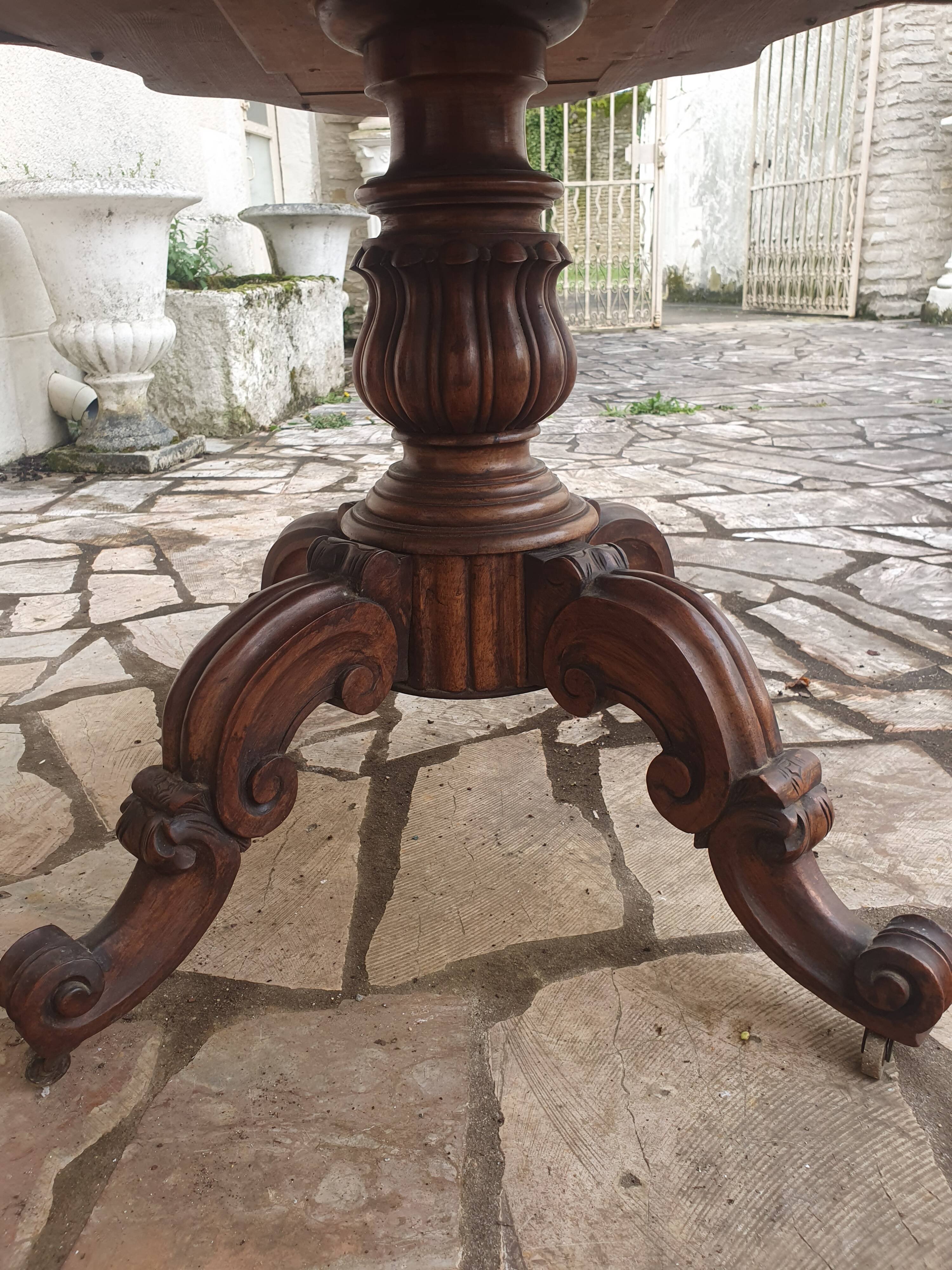Mahogany violin pedestal table, 19th century