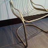 Chaise métallique tubulaire recouverte de dorure