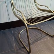 Chaise métallique tubulaire recouverte de dorure