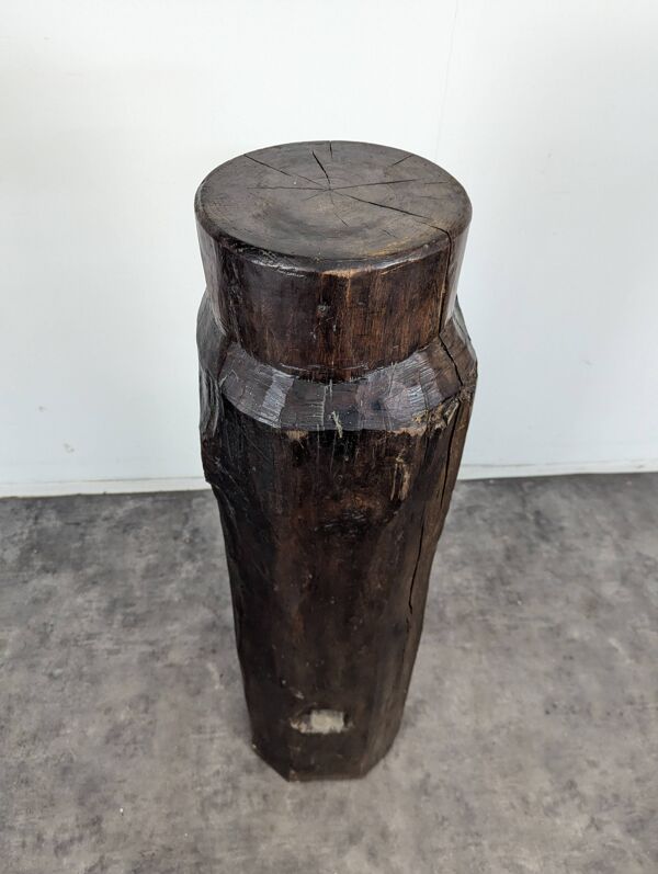 Colonne de présentation brutaliste en chêne massif