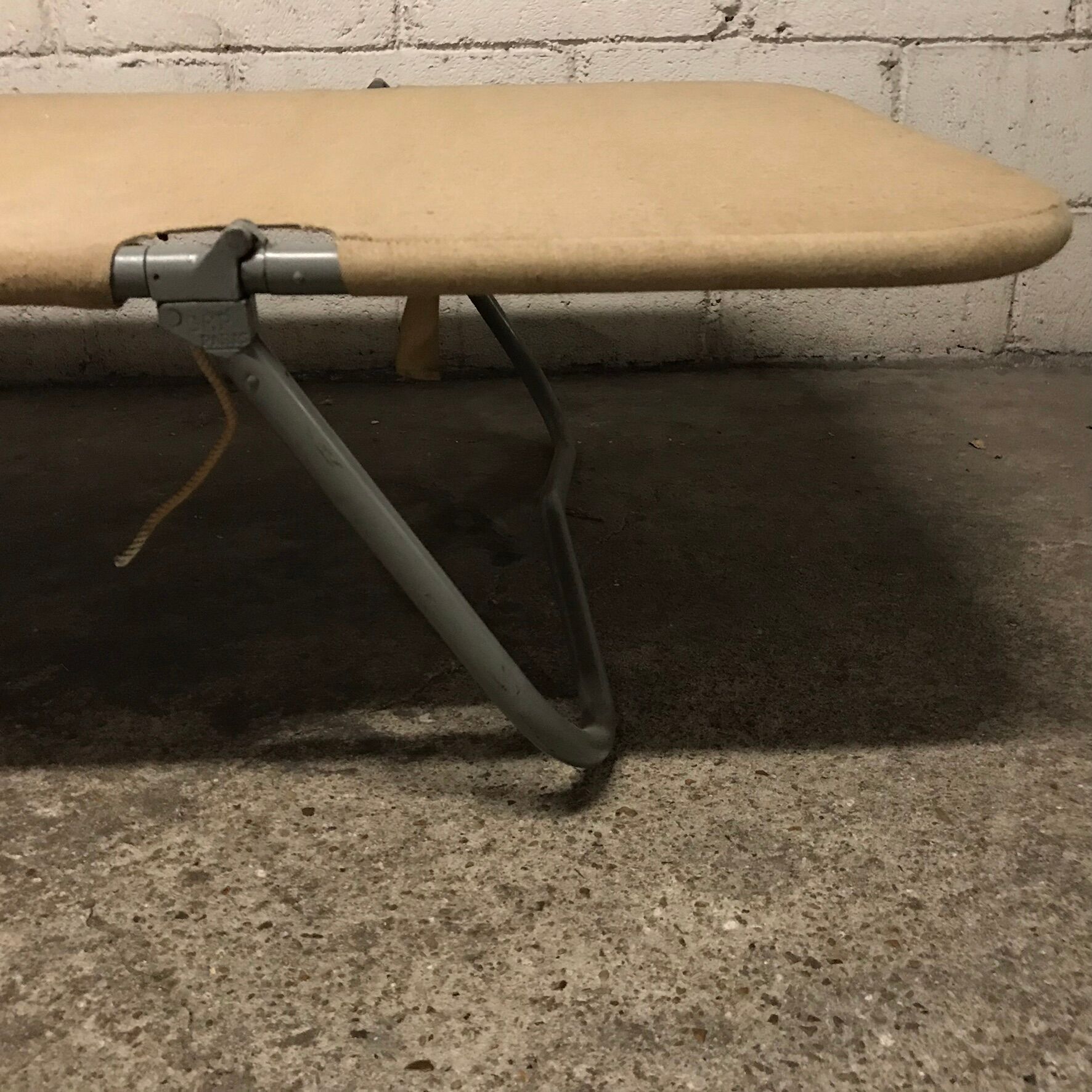 Lit de camp pliable beige vintage style armée marque GEP PARIS