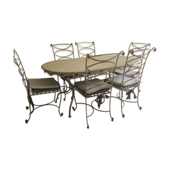 Table de salle à manger avec six chaises