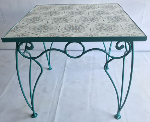 Table en fer forgé et carreau de ciment
