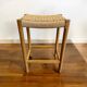 Tabouret en bois massif avec assise tissée à la main