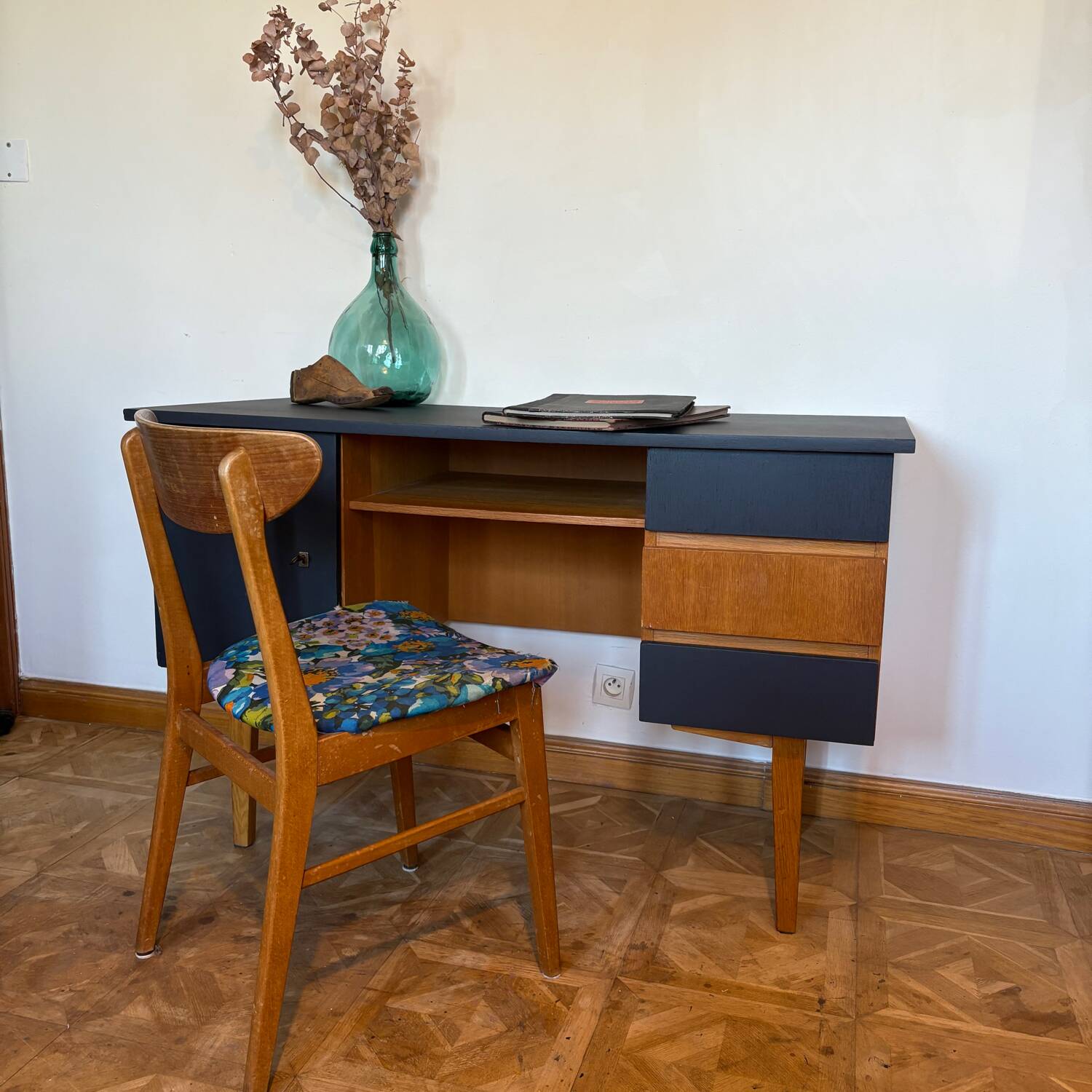 Adult desk with compass feet