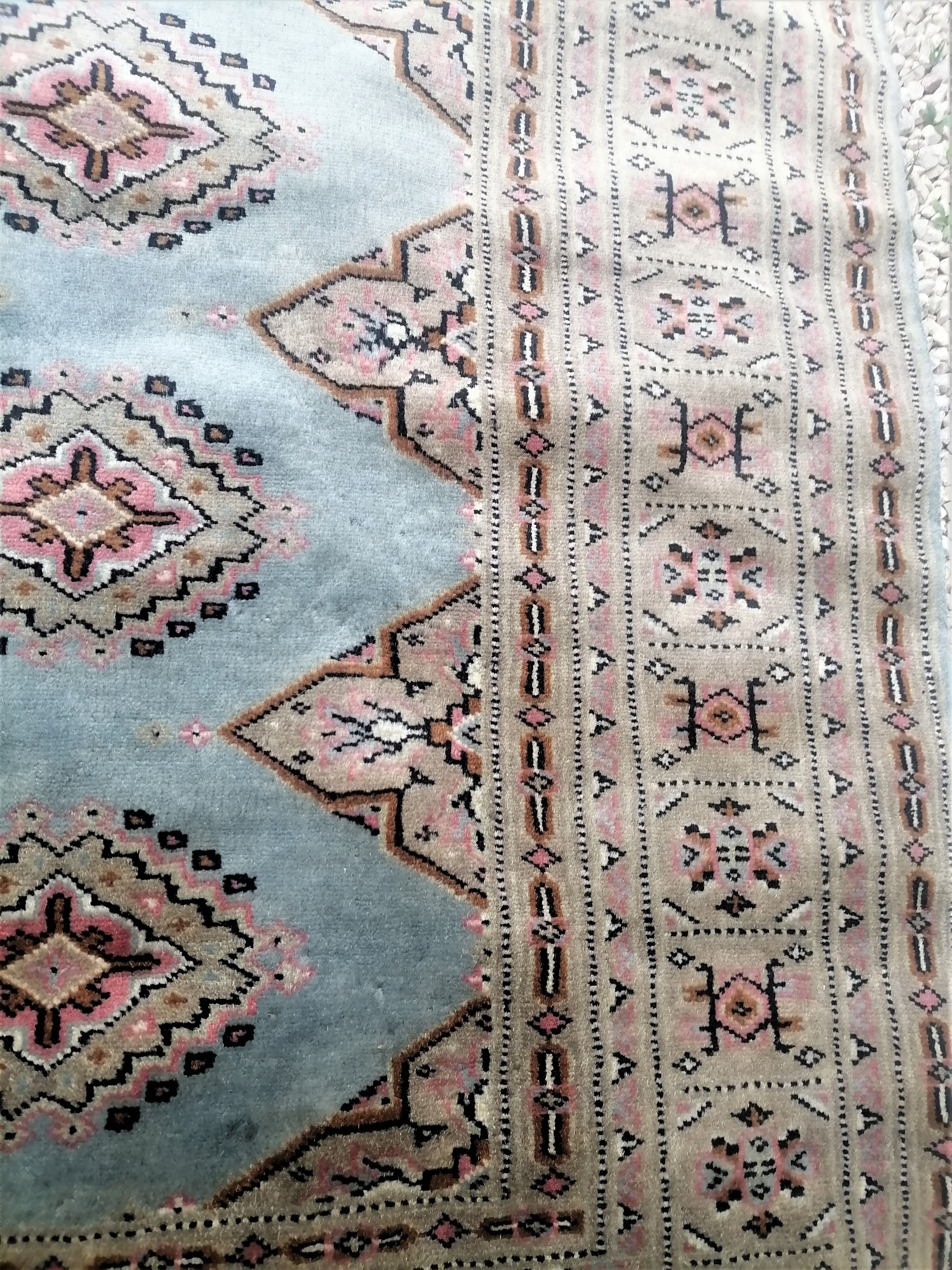 Old oriental carpet made hands. Signature. (175 x 125 )