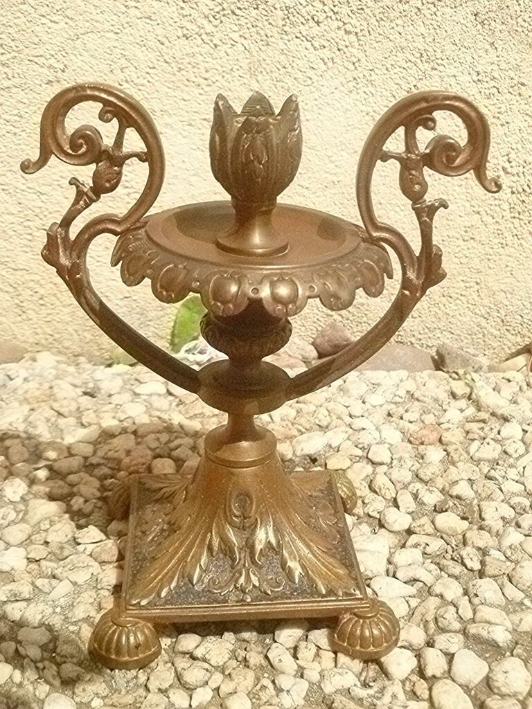 Vintage 4-legged candle holder