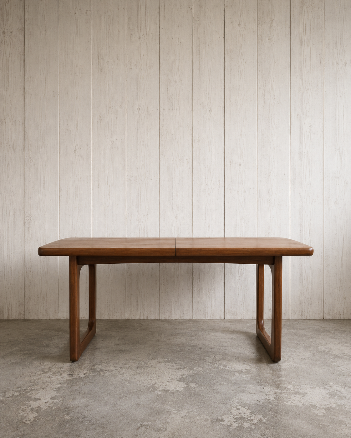 Extendable teak table, sled leg