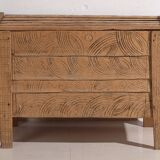 Coffre ancien en bois sculpté de style primitif, c.1920