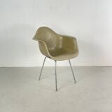 Chaise en fibre de verre DAX de Eames Herman Miller en vert écume de mer