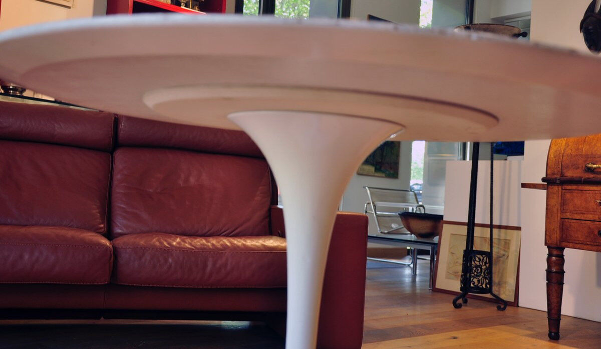 Knoll International table circa 1960, melamine wood top, white lacquered cast iron legs