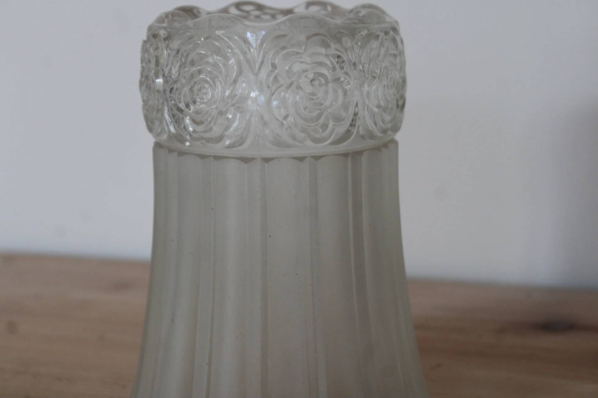 Old frosted glass lamp globe with fluted design – Raised rose decoration – H 14 cm