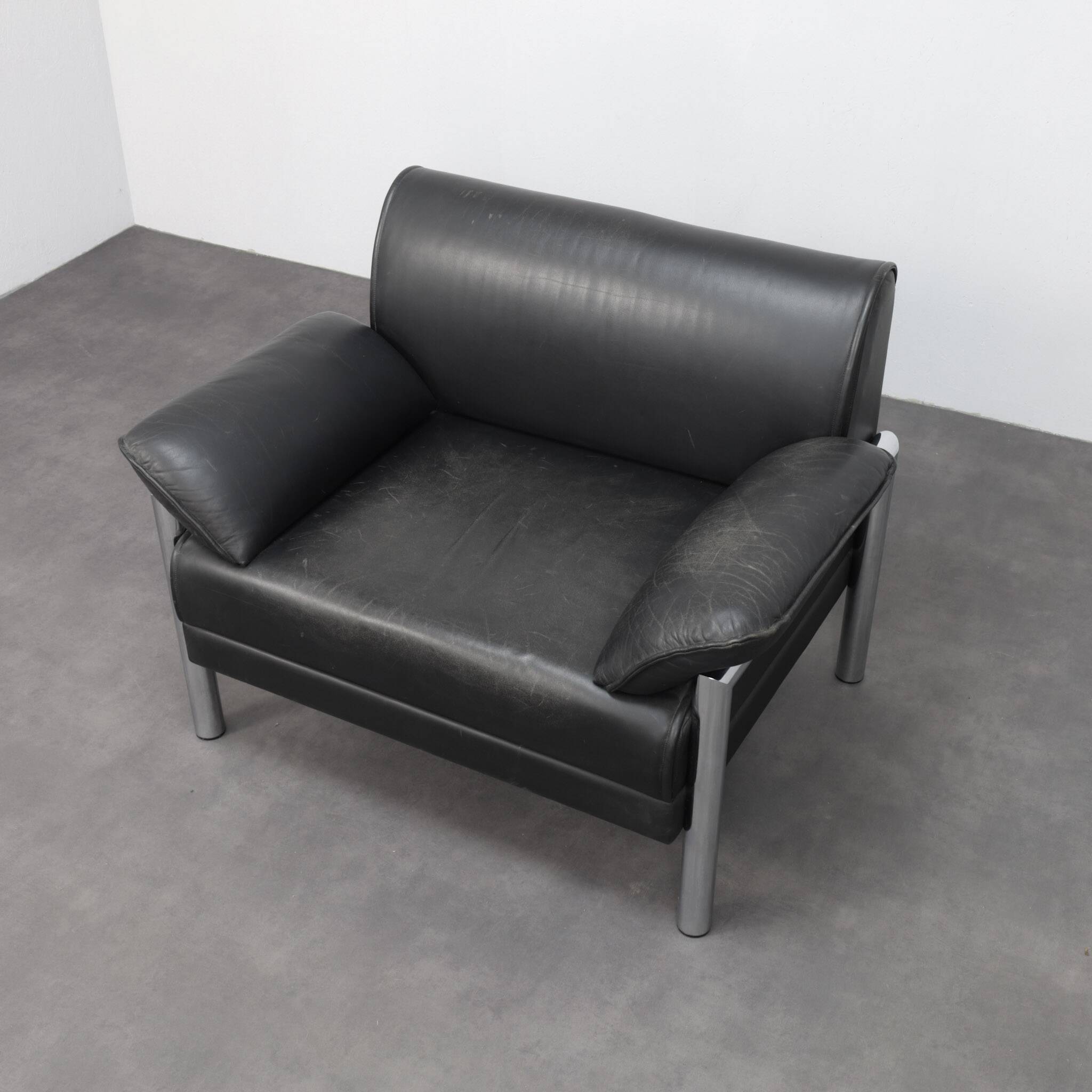 Postmodern Italian lounge chair in leather and chrome, 1980s