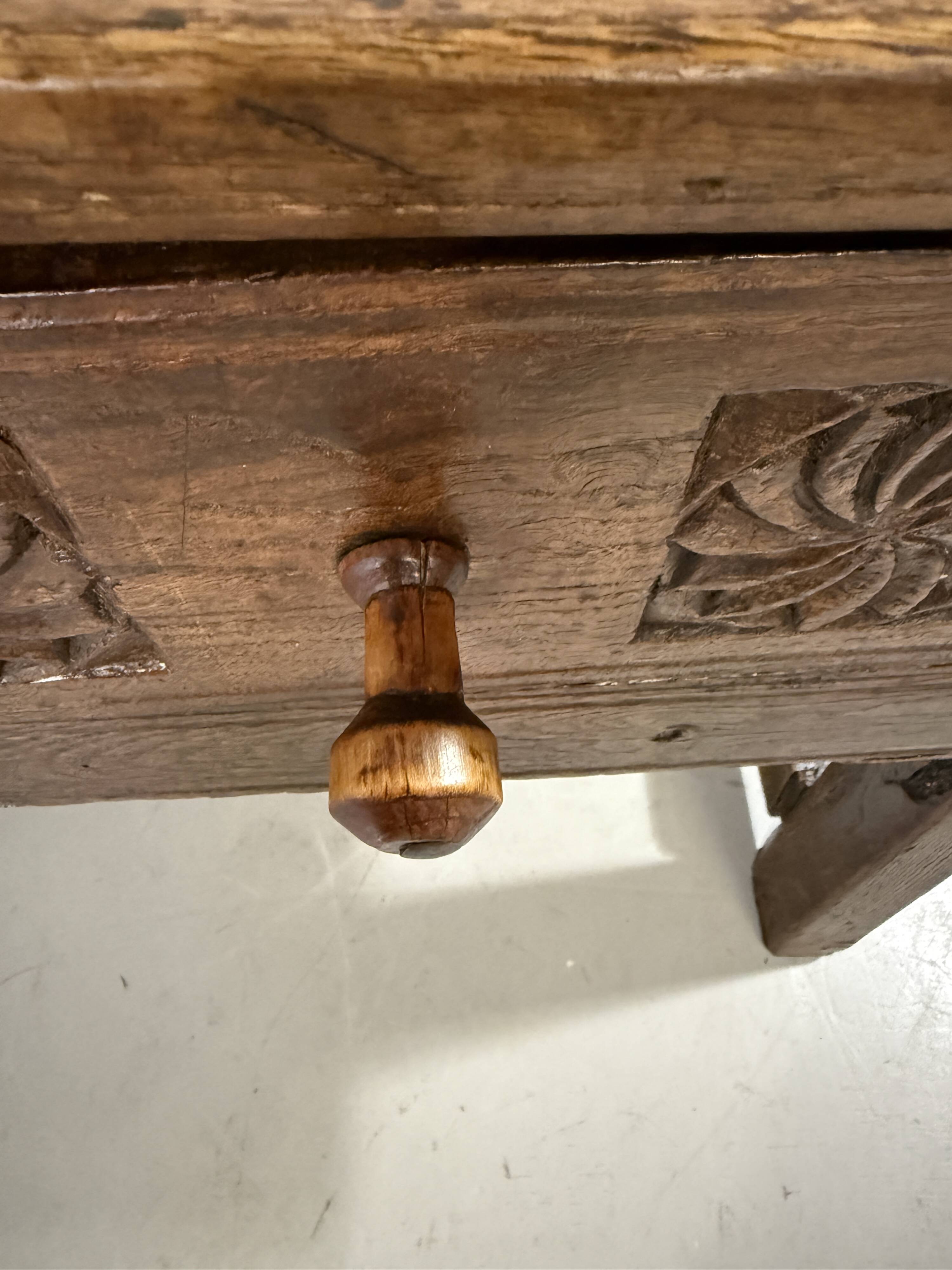 Table basse espagnole antique brutaliste