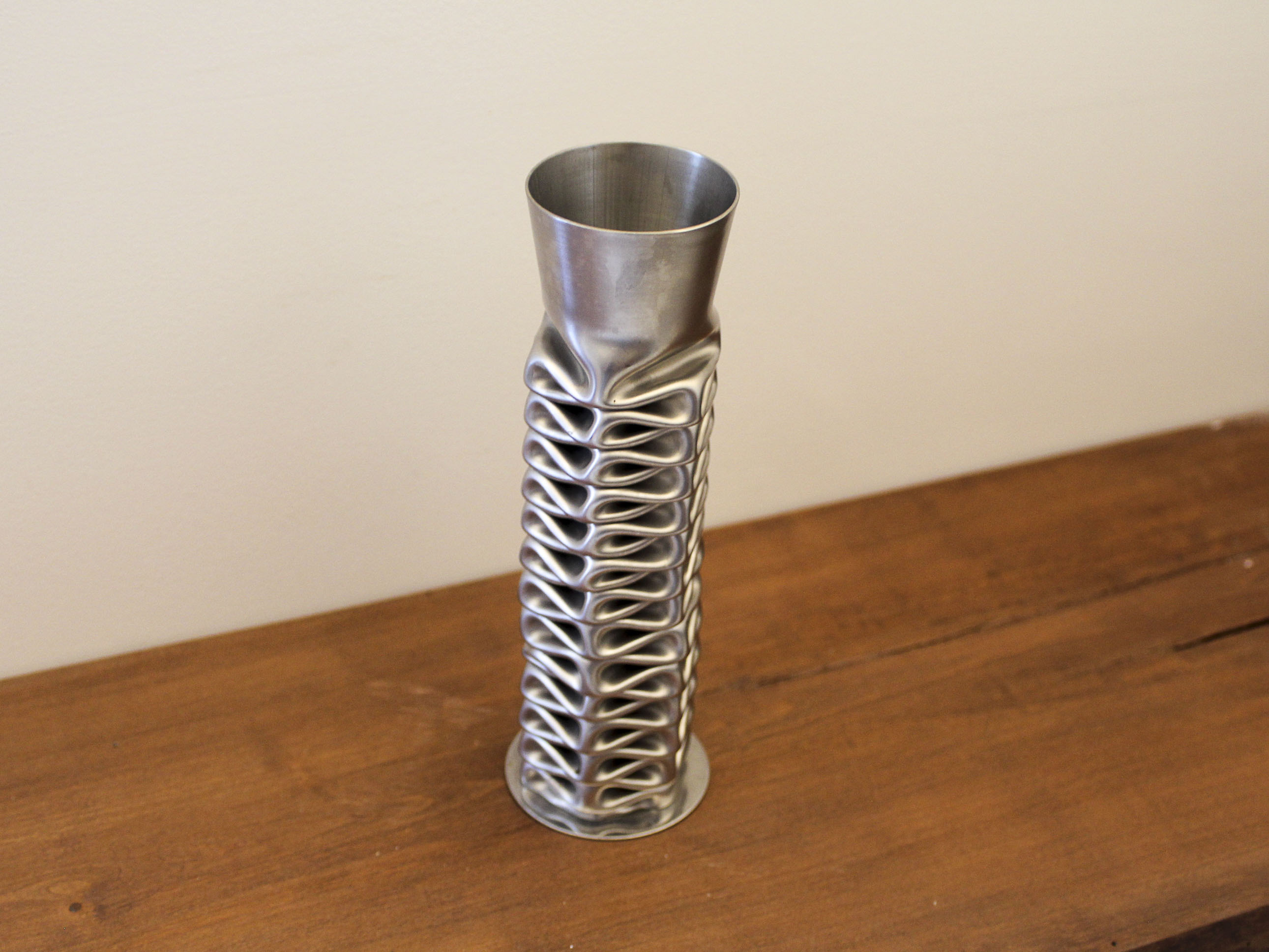 Vase en acier inoxydable compressé