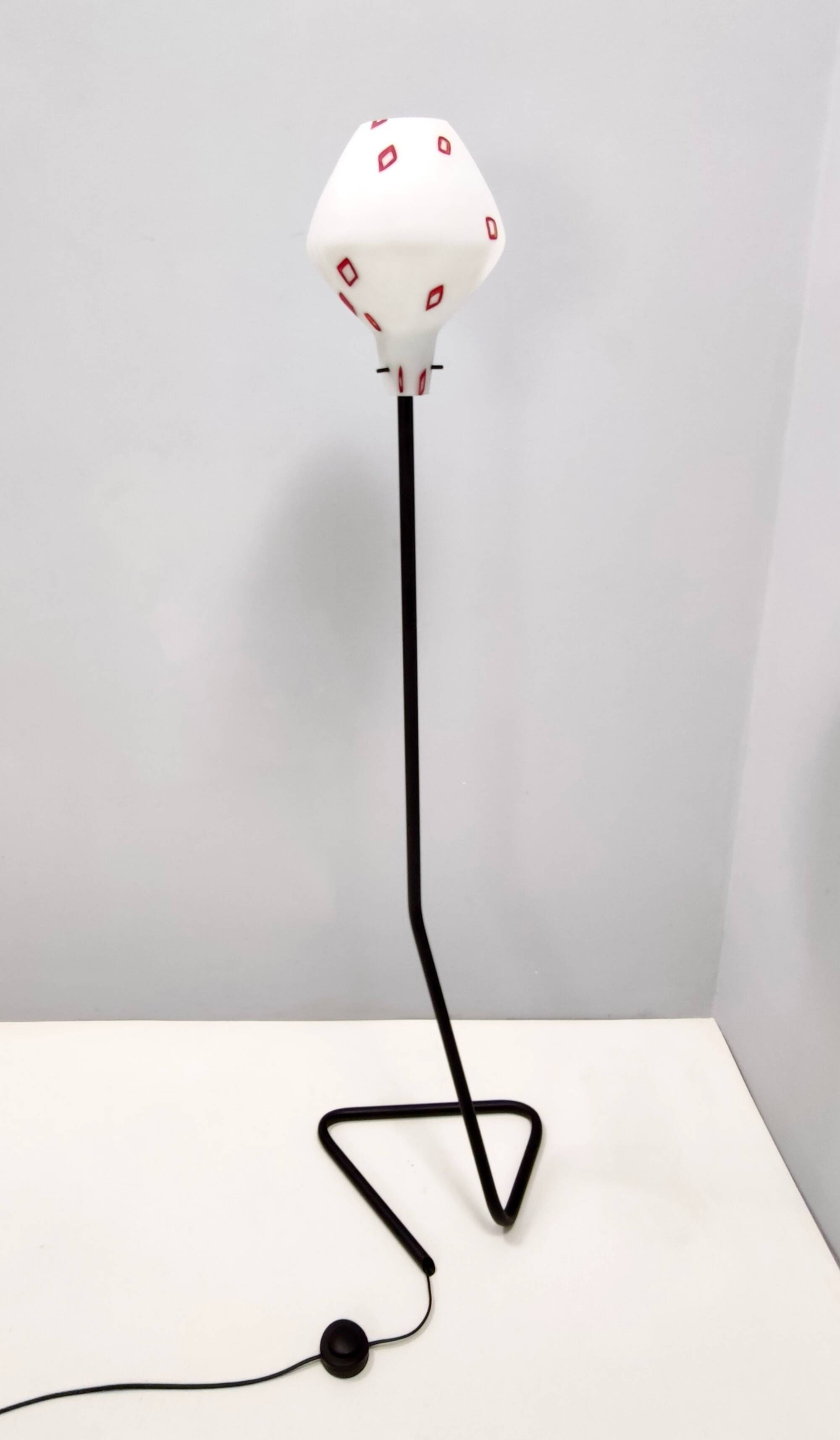 Lampadaire avec abat-jour en verre vintage encastré avec motifs géométriques rouges, Il