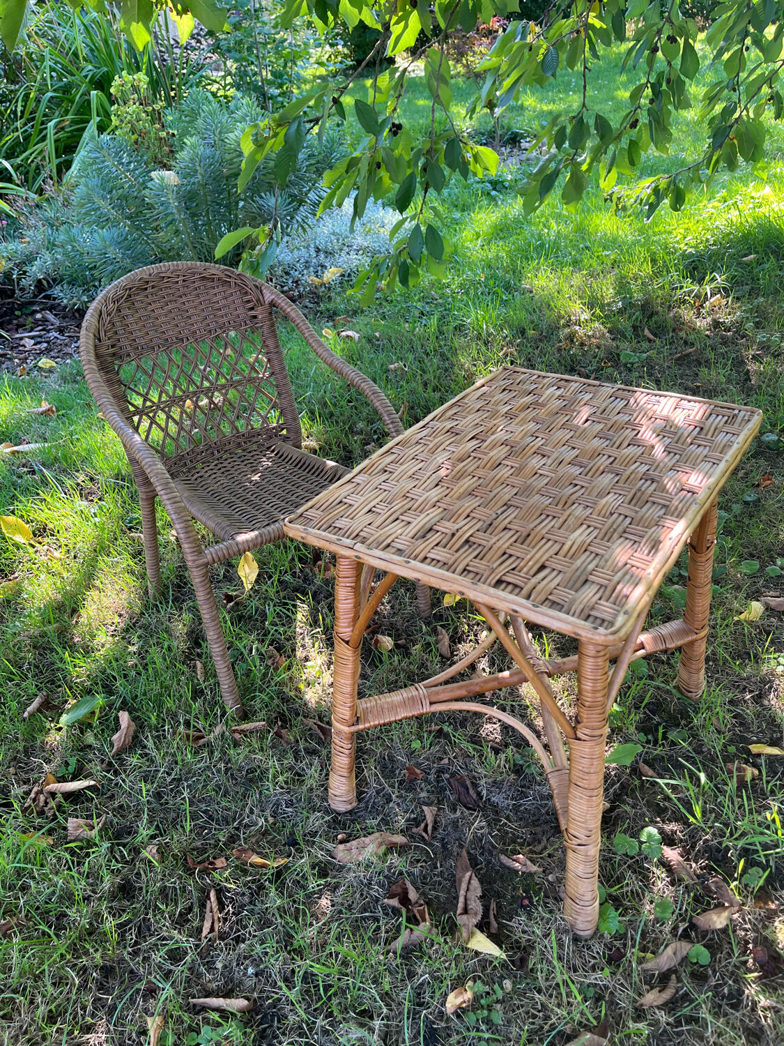 Small children's chair in beige scoubidou.