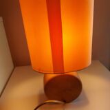 Lampe en bois avec abat jour en soie , peint à la main , signé