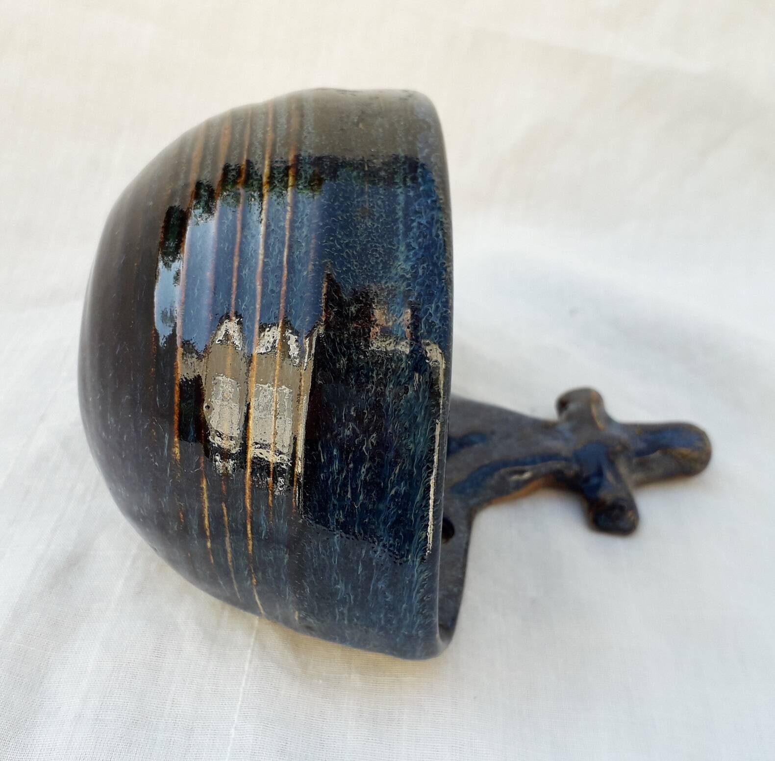 Main à sel en grès bleu