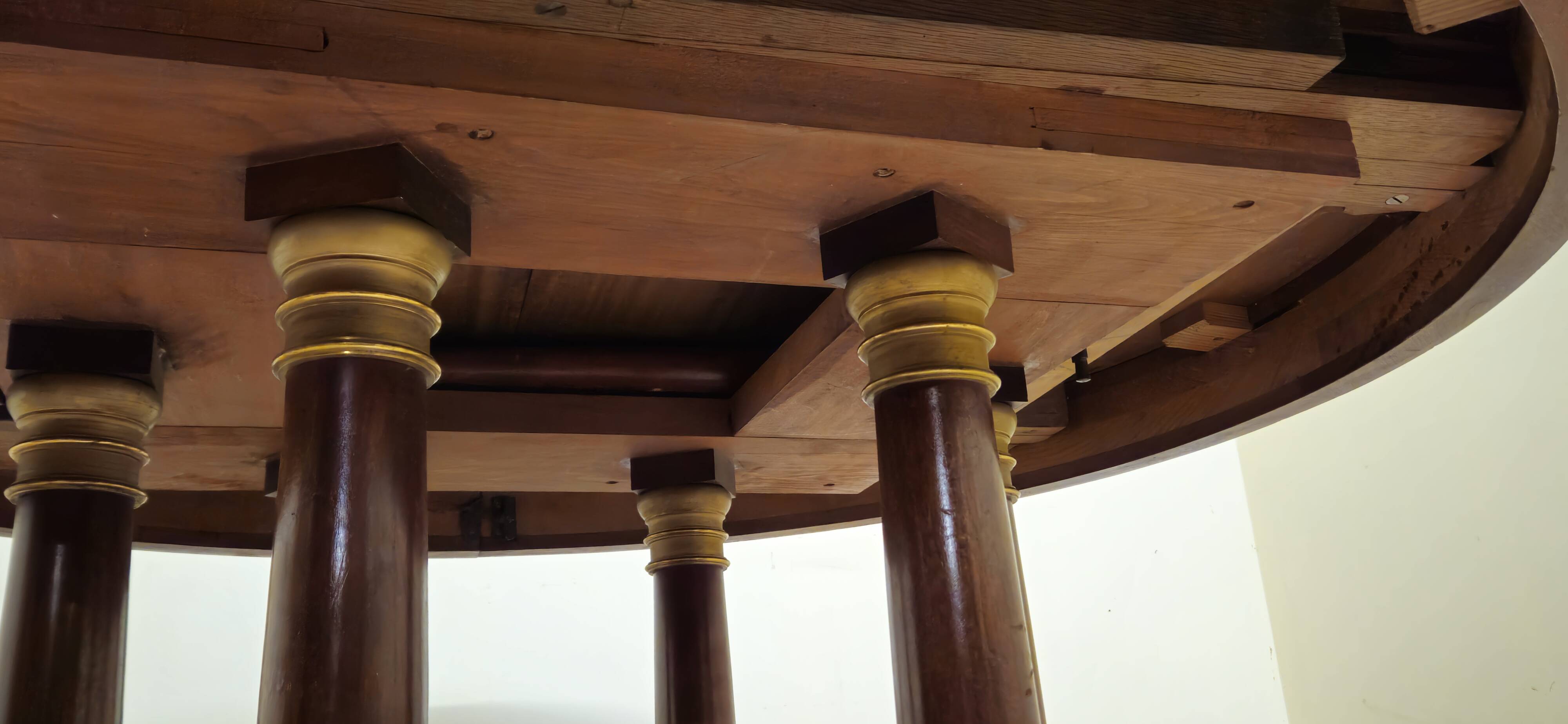 Large extendable round table – column leg – Empire period / mahogany