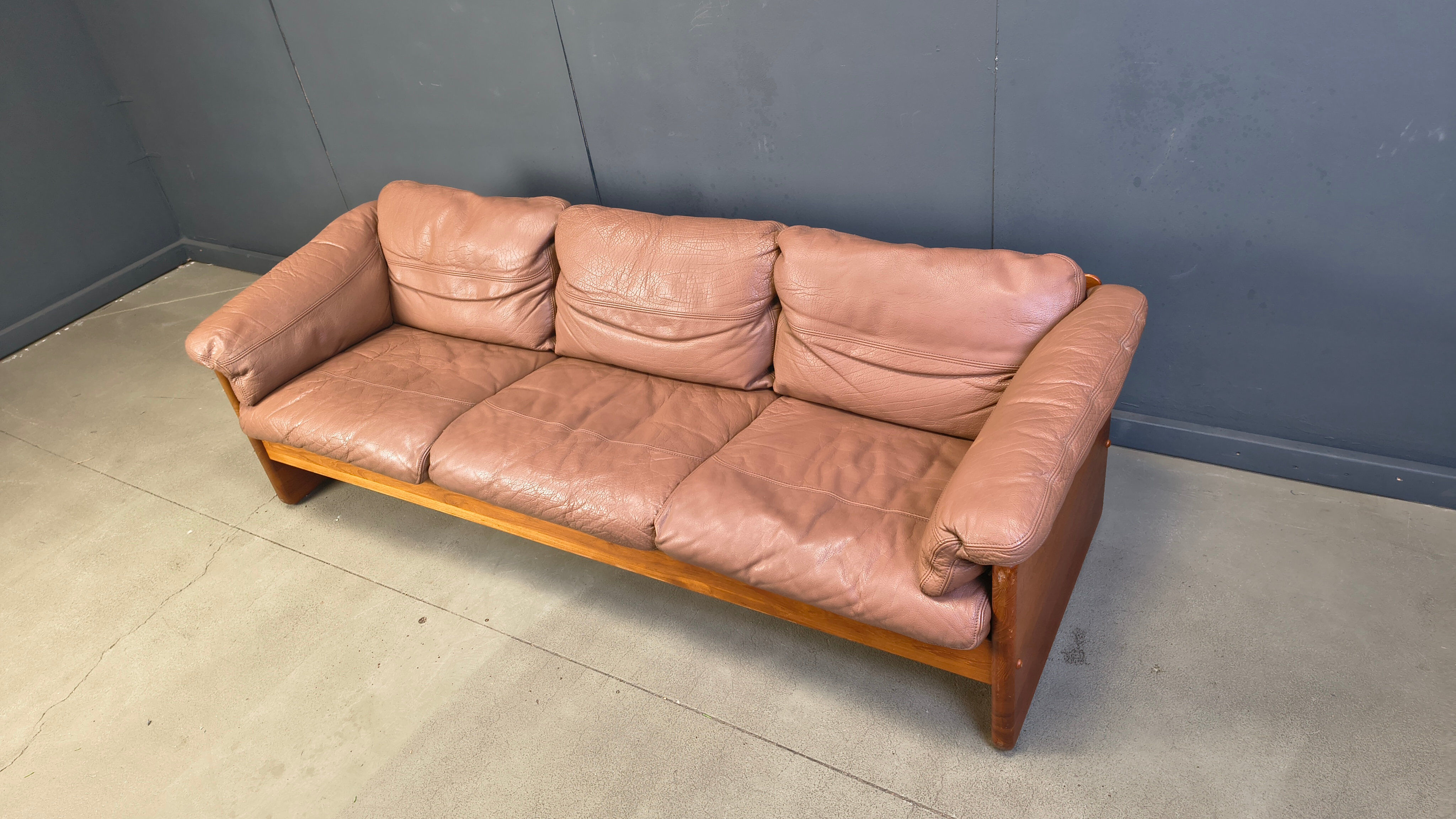 Canapé 3 places en cuir danois et teck par Mikael Laursen, années 1970.