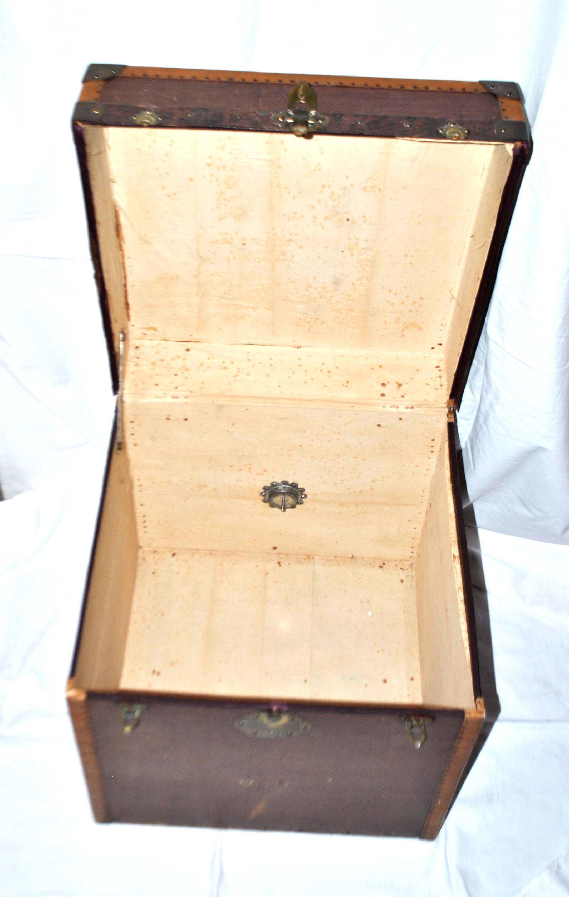 Old square trunk in wood, brass and leather - Travel chest 1920 45cm