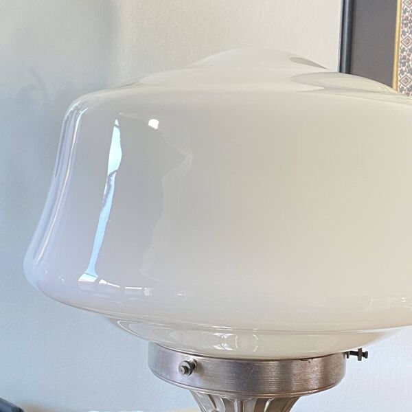 Grande lampe vintage globe en verre opaline blanc et laiton chromé