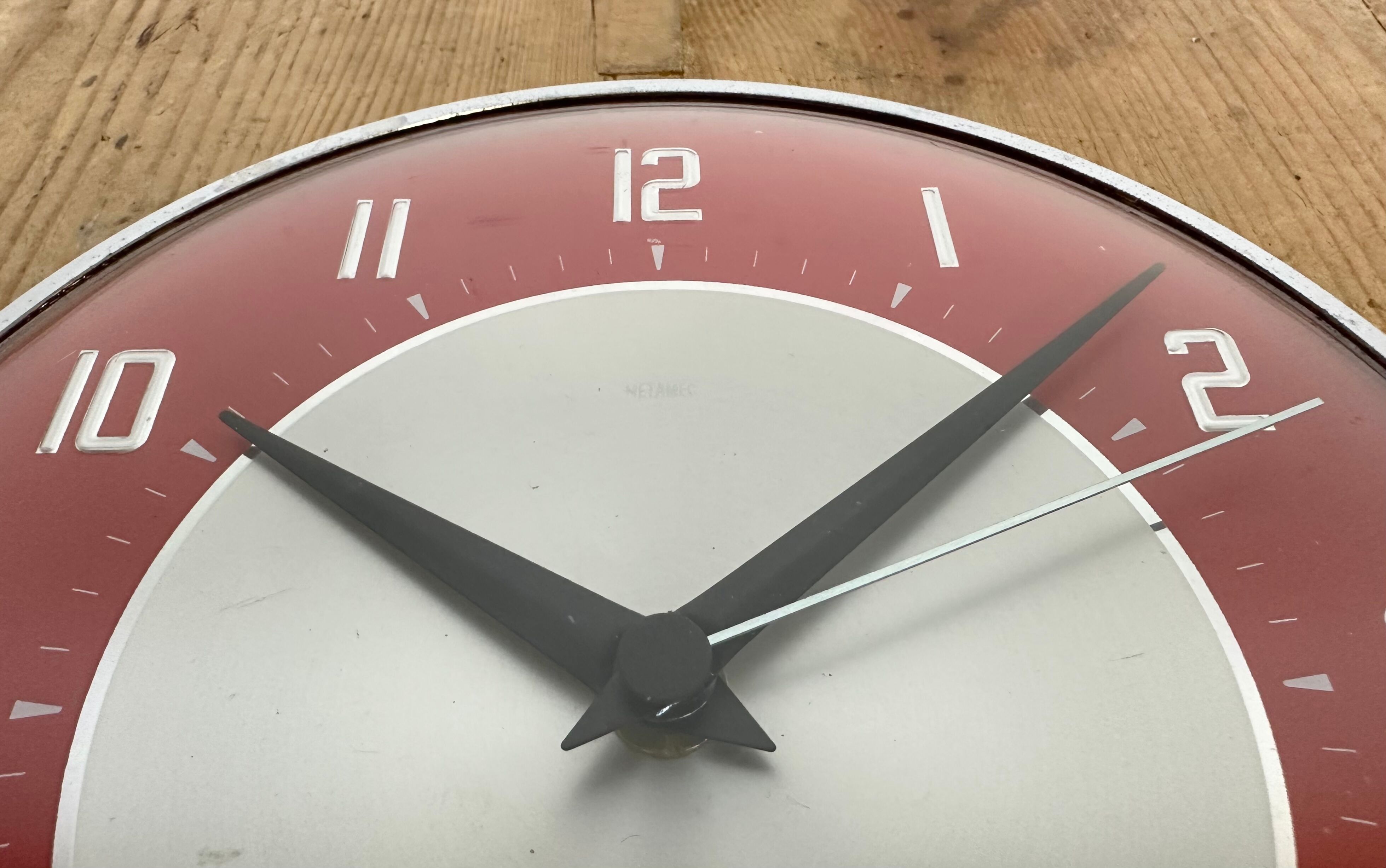 Horloge murale style vintage violet pastel années 70