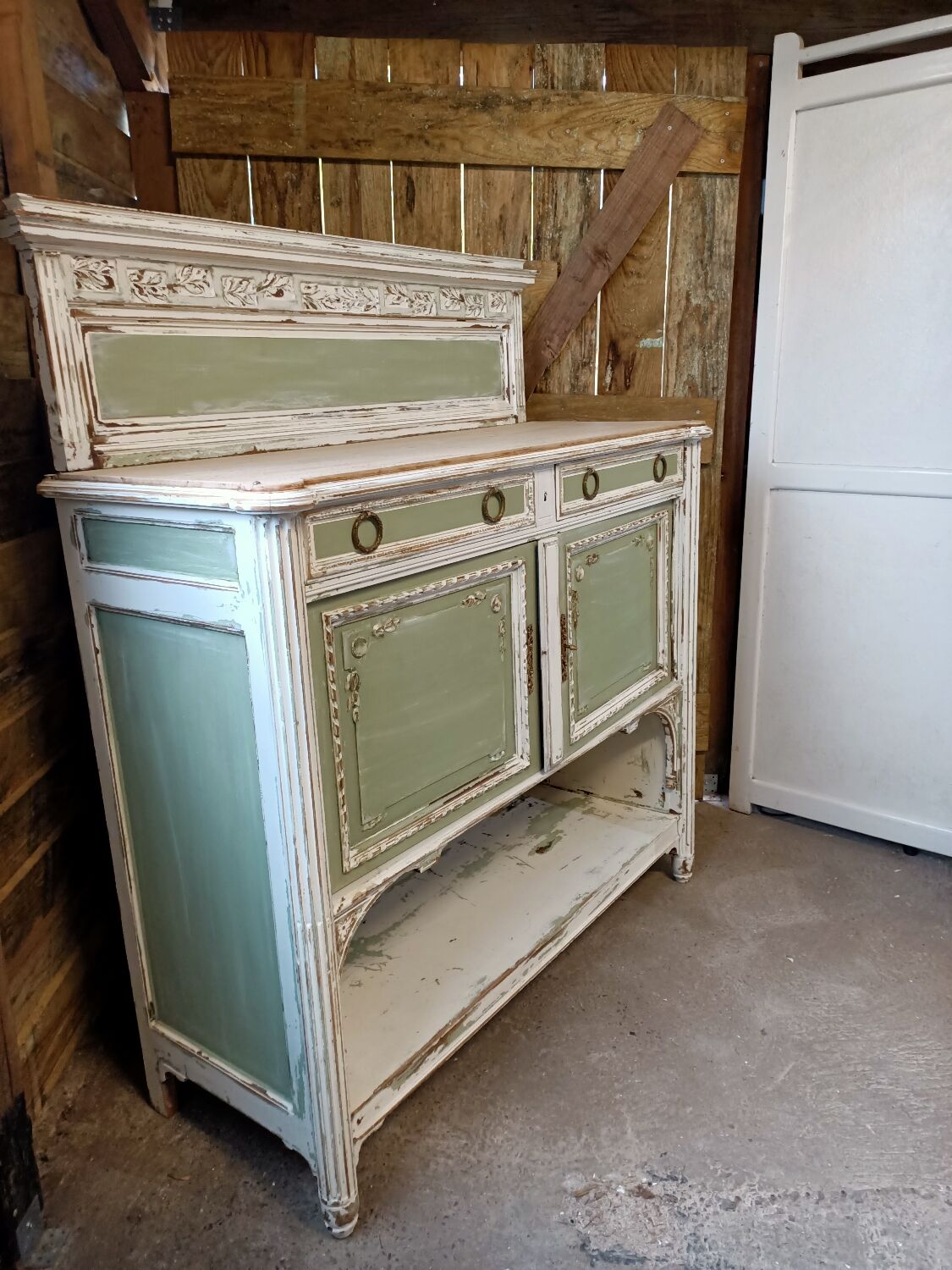 Patinated buffet service