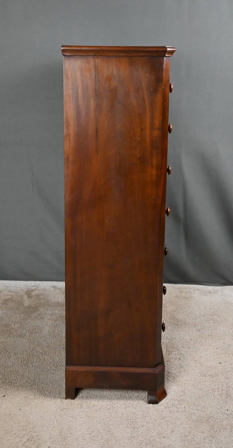 Mahogany chest of drawers – Late 19th century