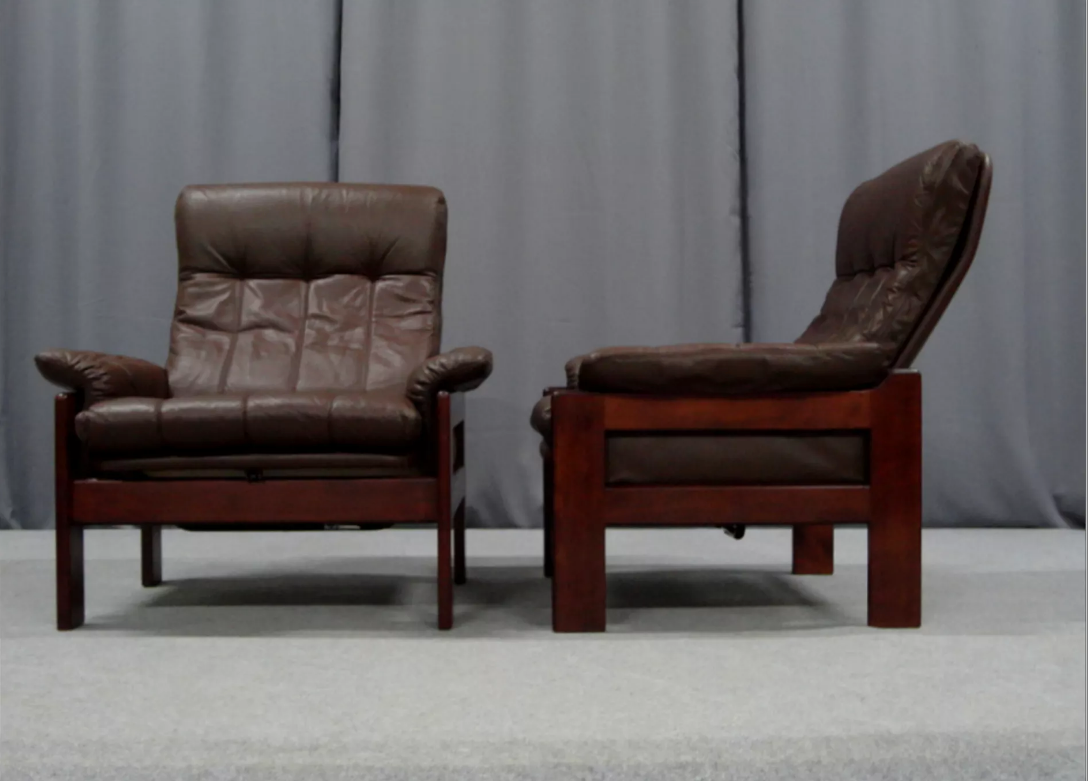 Pair of armchairs and ottoman in leather, 1970